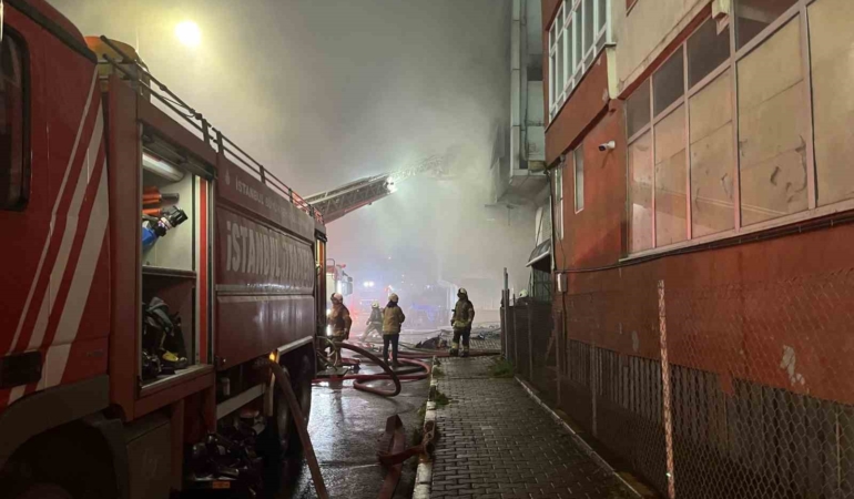 Bağcılar’da 4 katlı tekstil fabrikasında korkutan yangın