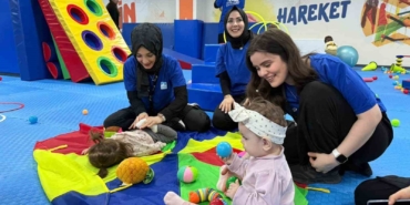 Pendik’te anne ve bebekler aynı minderde jimnastik yapıyor