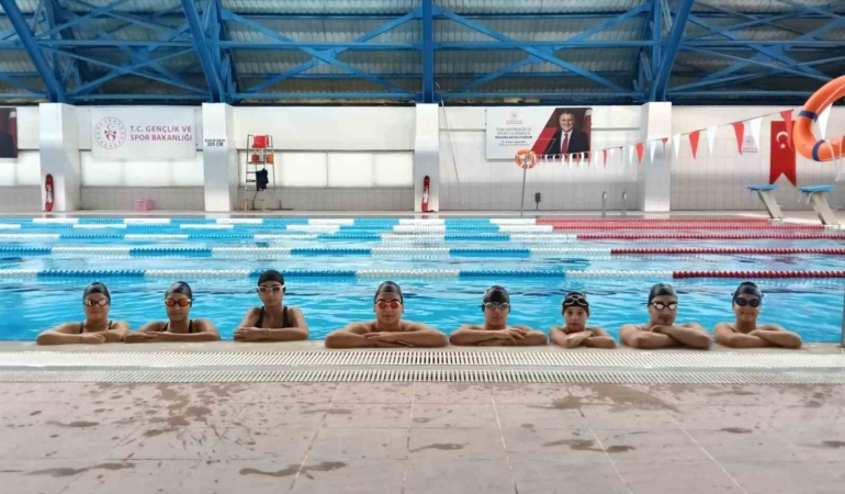 Bilecik’te Gençlik ve Spor Okullarında yüzme antrenmanları sürüyor