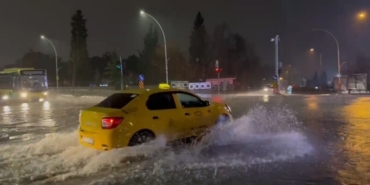 Bursa’da sağanak sonrası rögarlar taştı, cadde göle döndü