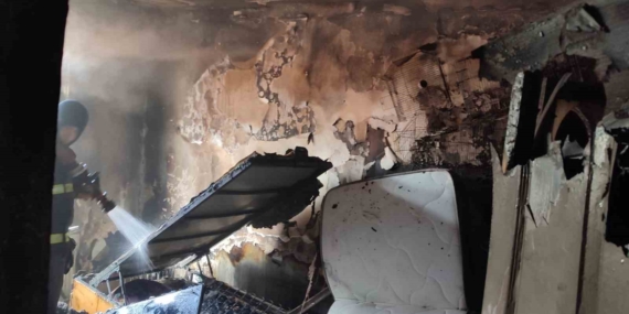 Yangında kuşları yanan çocuğu mahalle sakinleri teselli etti