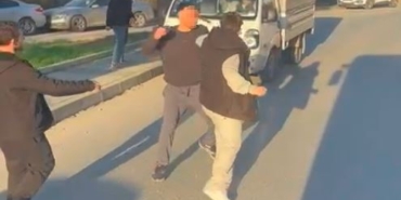 Arnavutköy’de trafikte yumruklu kavga kamerada, cadde boks ringine döndü