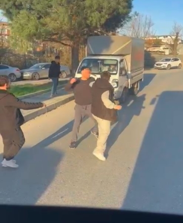Arnavutköy’de trafikte yumruklu kavga kamerada, cadde boks ringine döndü