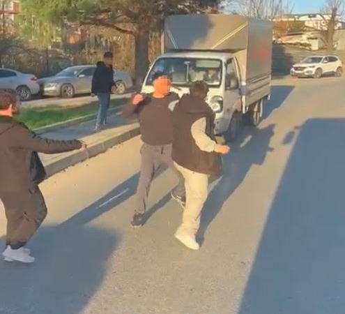 Arnavutköy’de trafikte yumruklu kavga kamerada, cadde boks ringine döndü
