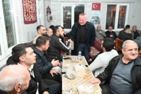 Başkan teravih sonrası vatandaşlarla buluştu