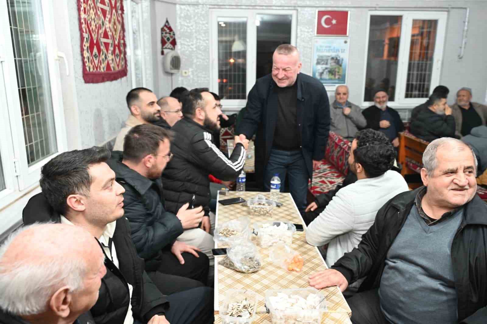 Başkan teravih sonrası vatandaşlarla buluştu