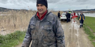 Ezine’de Menderes Çayı taştı, kışlada hayvanlarıyla mahsur kalan adam kurtarıldı