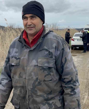 Ezine’de Menderes Çayı taştı, kışlada hayvanlarıyla mahsur kalan adam kurtarıldı