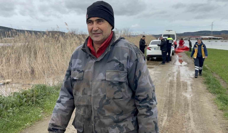 Ezine’de Menderes Çayı taştı, kışlada hayvanlarıyla mahsur kalan adam kurtarıldı
