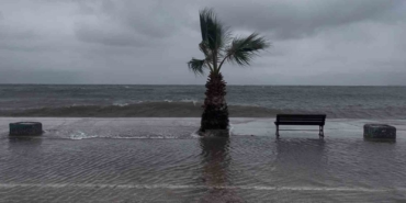 Bursa’da denizle kara birleşti, sokaklar göle döndü