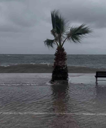 Bursa’da denizle kara birleşti, sokaklar göle döndü