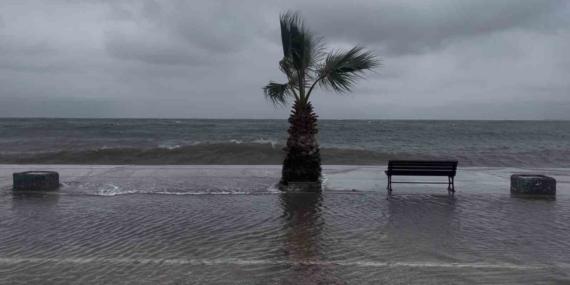 Bursa’da denizle kara birleşti, sokaklar göle döndü