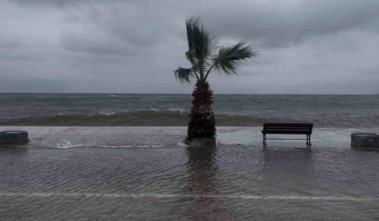 Bursa’da denizle kara birleşti, sokaklar göle döndü