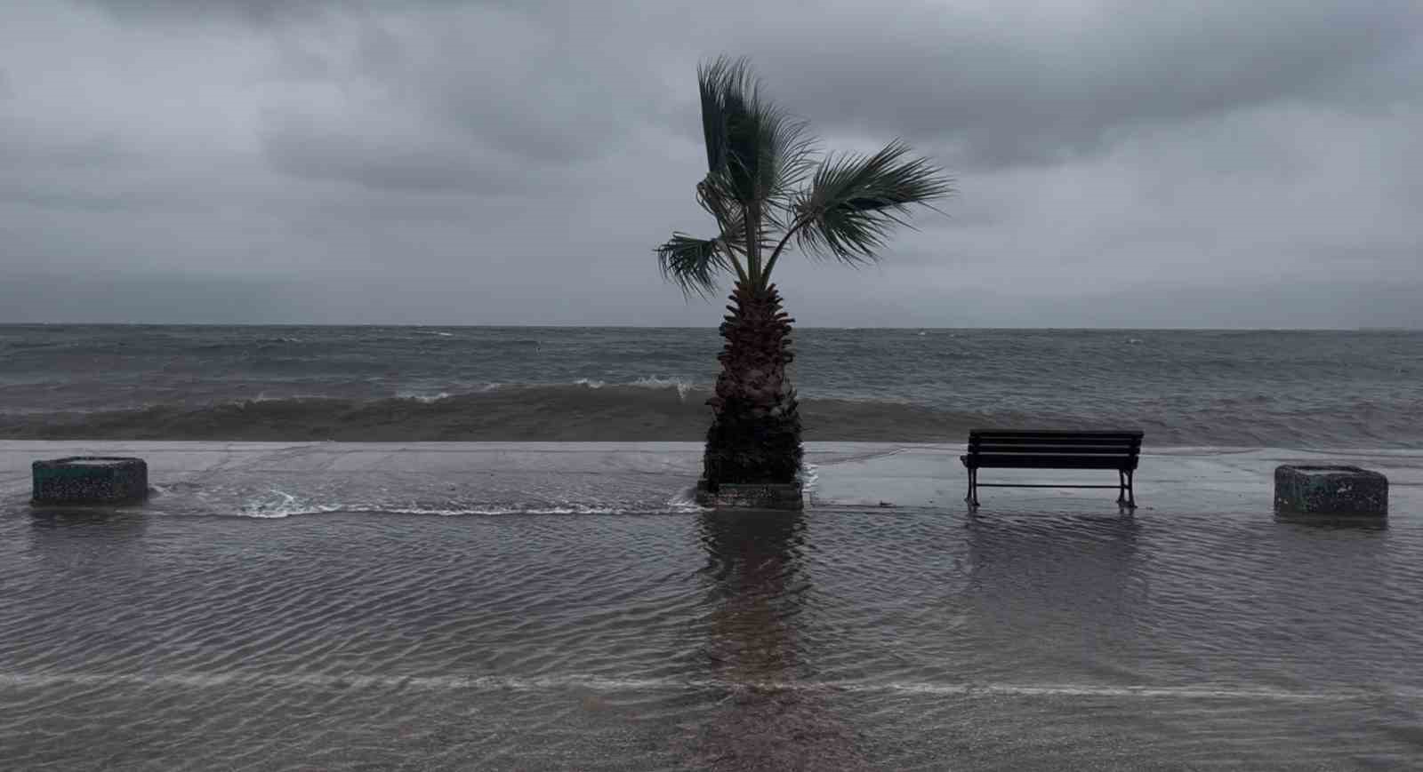 Bursa’da denizle kara birleşti, sokaklar göle döndü