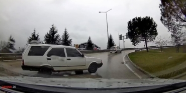 Tofaş marka otomobil yağmurda böyle spin attı