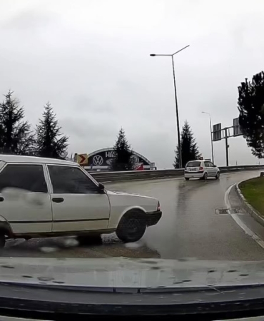 Tofaş marka otomobil yağmurda böyle spin attı