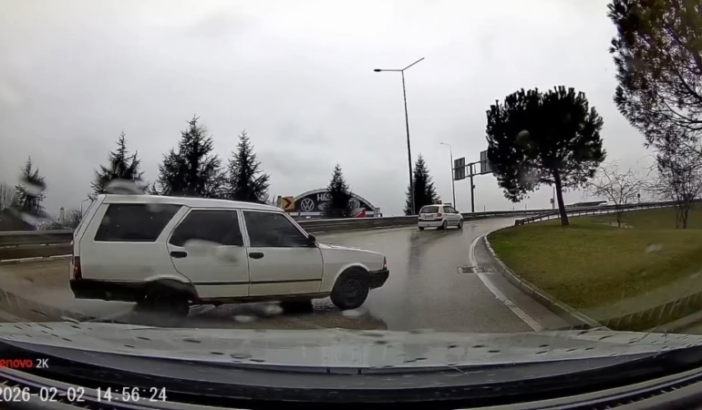 Tofaş marka otomobil yağmurda böyle spin attı