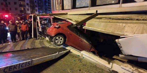 Üsküdar’da kontrolden çıkan otomobil iş yerine daldı