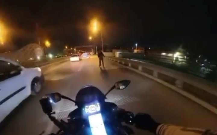 Yola atlayan yaya tehlikeli anlar yaşattı