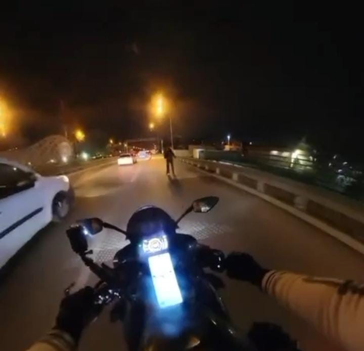 Yola atlayan yaya tehlikeli anlar yaşattı