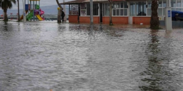 Kocaeli’yi lodos vurdu, yollar göle döndü