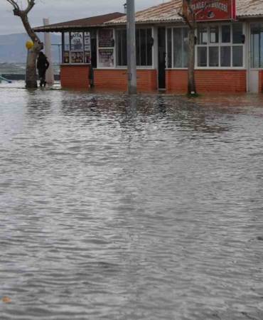 Kocaeli’yi lodos vurdu, yollar göle döndü