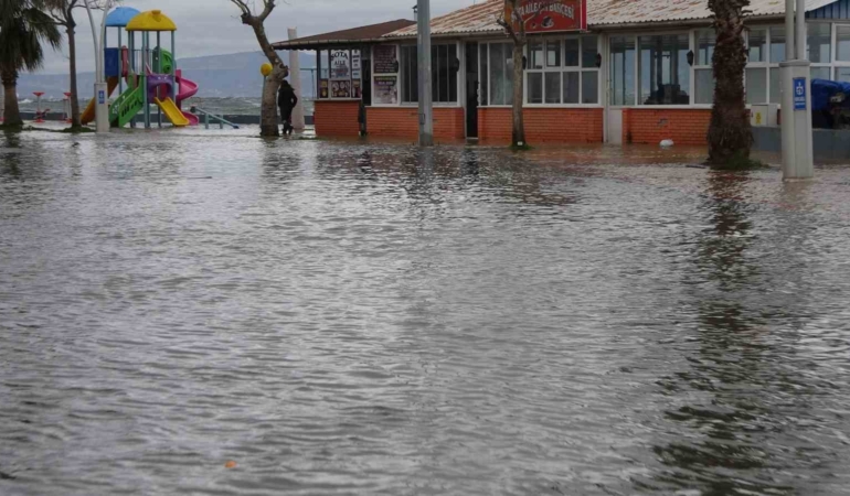 Kocaeli’yi lodos vurdu, yollar göle döndü