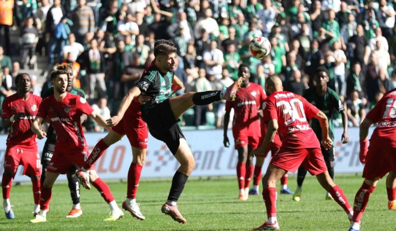 Trendyol Süper Lig: Kocaelispor: 1 - Gaziantep FK: 0 (İlk yarı)