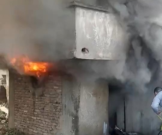 Metruk bina alev alev yandı