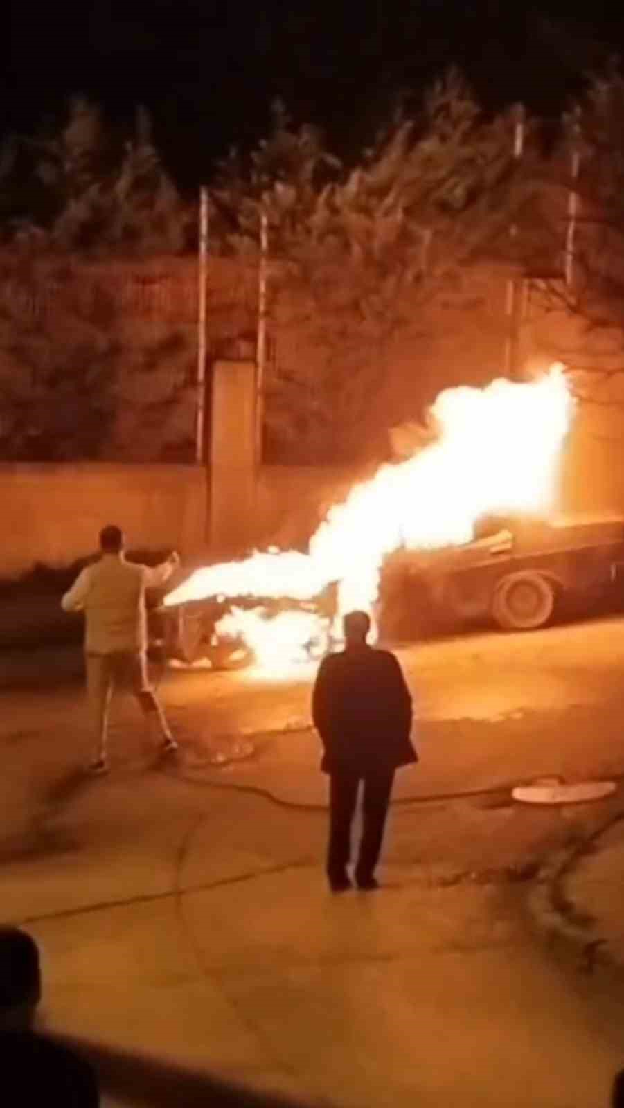 Tuzla’da park halindeki otomobil alev alev yandı