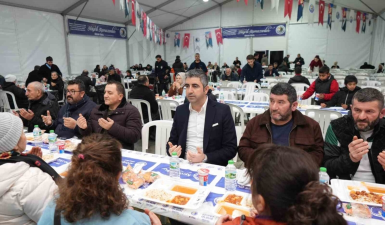 Kartallılar Ramazan’ın ilk iftarında aynı sofrada buluştu