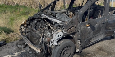 Seyir halindeki otomobil alev alev yandı, sürücü son anda kurtuldu