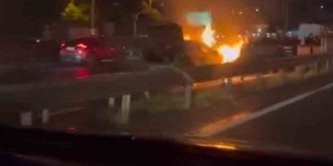 Haliç Köprüsü’nde yanan otomobili yoldan geçen su tankeri söndürdü