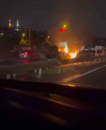 Haliç Köprüsü’nde yanan otomobili yoldan geçen su tankeri söndürdü