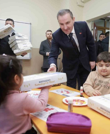 Sultanbeyli’de asırlık gelenek yaşatılıyor: Çocuklara Ramazan köşesi hediyesi