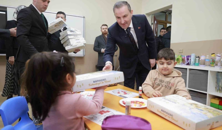 Sultanbeyli’de asırlık gelenek yaşatılıyor: Çocuklara Ramazan köşesi hediyesi