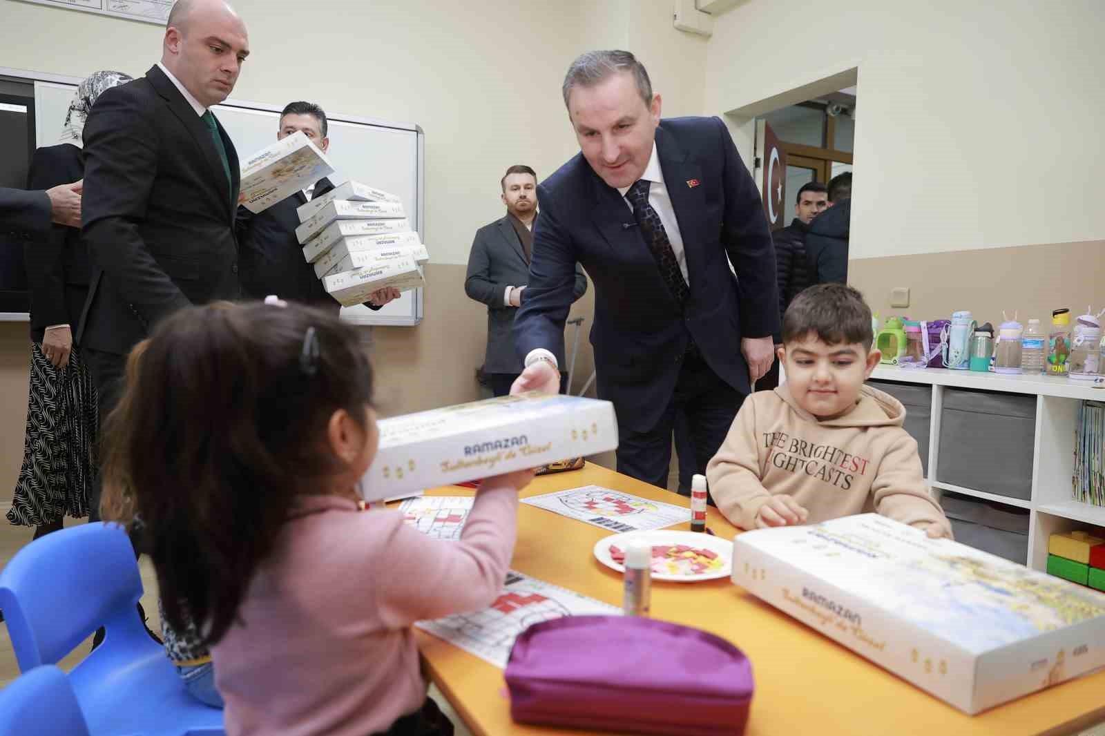 Sultanbeyli’de asırlık gelenek yaşatılıyor: Çocuklara Ramazan köşesi hediyesi