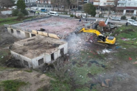 Karasu’da "riskli alan" ilan edilen bölgedeki binalar için kepçeler sahile indi