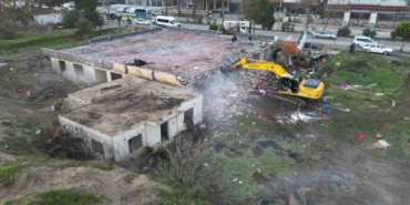 Karasu’da "riskli alan" ilan edilen bölgedeki binalar için kepçeler sahile indi