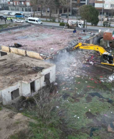 Karasu’da "riskli alan" ilan edilen bölgedeki binalar için kepçeler sahile indi