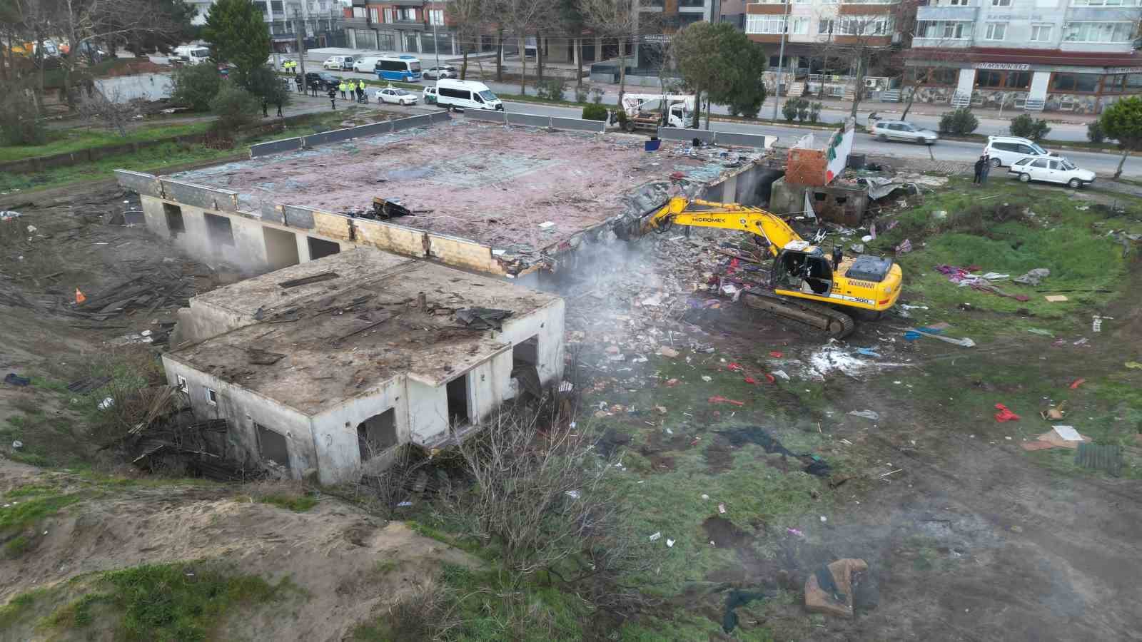 Karasu’da "riskli alan" ilan edilen bölgedeki binalar için kepçeler sahile indi