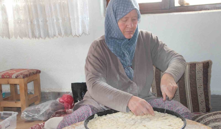 Ev hanımları bu kooperatifte toplanarak ev ekonomisine yardımcı oluyor
