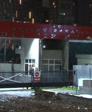 İstanbul’da ağabeyini öldürdükten sonra intihar eden gencin cenazesi adli tıbba kaldırıldı