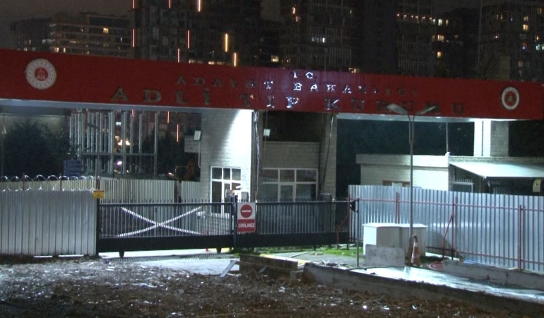 İstanbul’da ağabeyini öldürdükten sonra intihar eden gencin cenazesi adli tıbba kaldırıldı