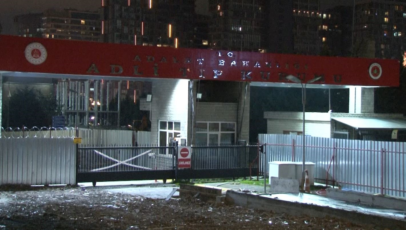 İstanbul’da ağabeyini öldürdükten sonra intihar eden gencin cenazesi adli tıbba kaldırıldı