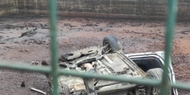 Gökçeada’da yoldan çıkan otomobil fabrikanın bahçesine uçtu: 4 yaralı