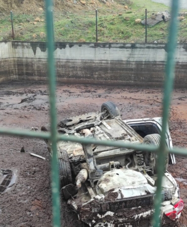 Gökçeada’da yoldan çıkan otomobil fabrikanın bahçesine uçtu: 4 yaralı