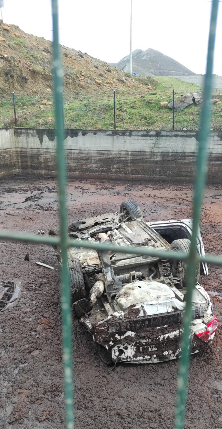 Gökçeada’da yoldan çıkan otomobil fabrikanın bahçesine uçtu: 4 yaralı