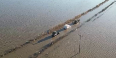 Sel sularında araçta mahsur kalan sürücü ekiplerce kurtarıldı