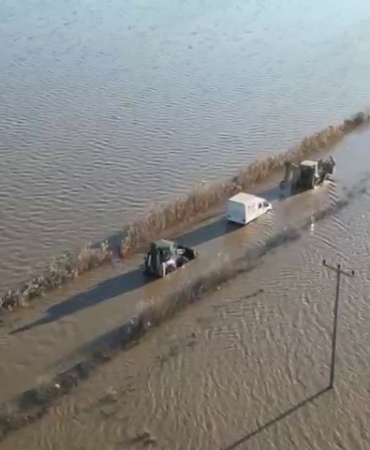 Sel sularında araçta mahsur kalan sürücü ekiplerce kurtarıldı